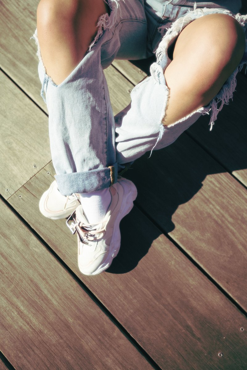 Nike Air Max 90 Navy Blue And White: The Classic And Timeless Sneaker For Any Outfit